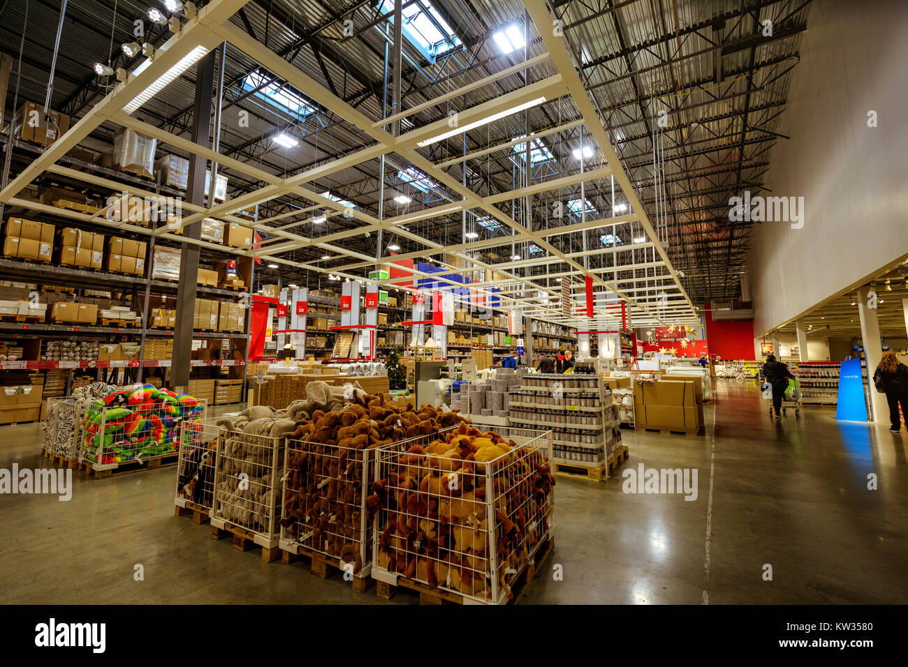 Portland, Oregon, Stati Uniti - Dic 20, 2017 : Interno del grande negozio IKEA con una vasta gamma di prodotti a Malmo, Svezia. Ikea è stata fondata in Swed Foto Stock