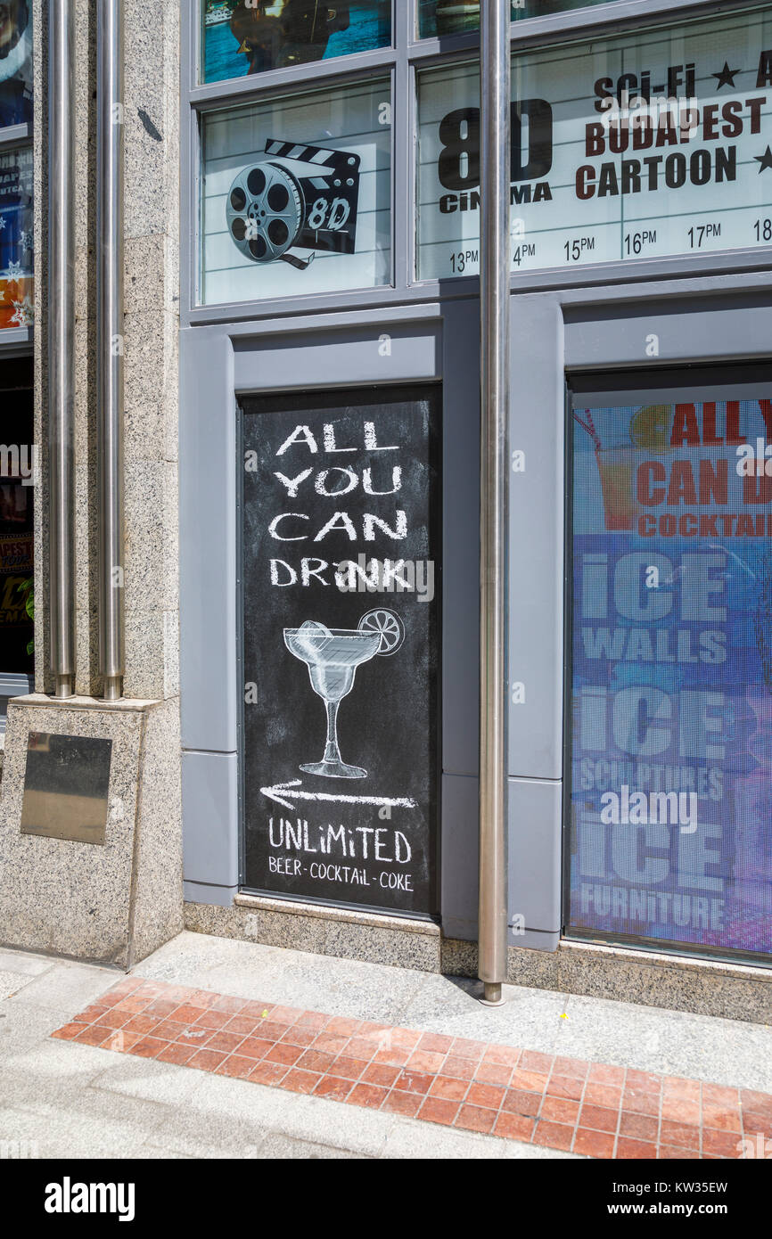 La tipica 'tutti si può bere' blackboard firmare al di fuori di un bar a Vaci ucta volti a boozy drunken stag parti, Pest, Budapest, la città capitale di Ungheria Foto Stock