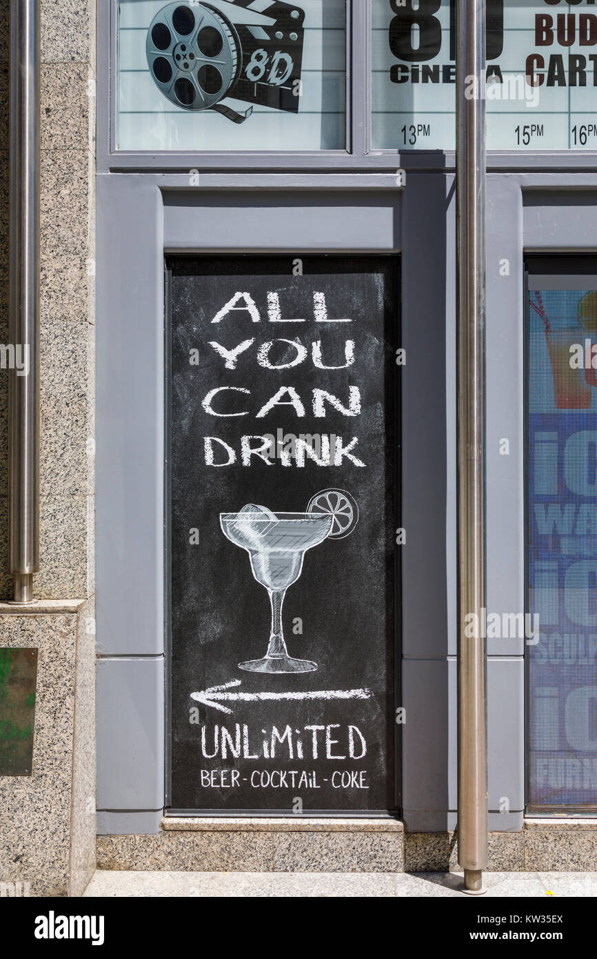 La tipica 'tutti si può bere' blackboard firmare al di fuori di un bar a Vaci ucta volti a boozy drunken stag parti, Pest, Budapest, la città capitale di Ungheria Foto Stock