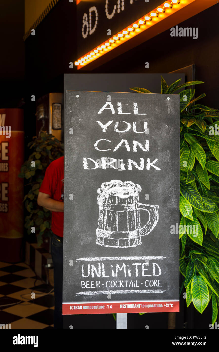 La tipica 'tutti si può bere' blackboard firmare al di fuori di un bar a Vaci ucta volti a boozy drunken stag parti, Pest, Budapest, la città capitale di Ungheria Foto Stock