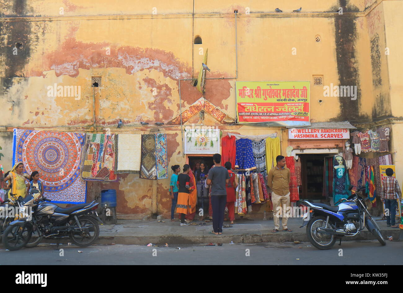 La gente visita indiano negozio di tappeti in Jaipur India. Foto Stock