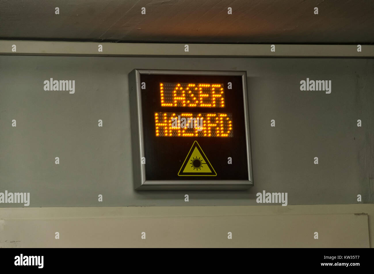 Vista del laser segno di pericolo in un laboratorio Foto Stock