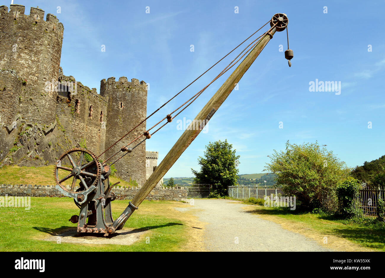 Il vecchio dispositivo di sollevamento utilizzato durante la rivoluzione industriale al di fuori del Conwy Castle Foto Stock