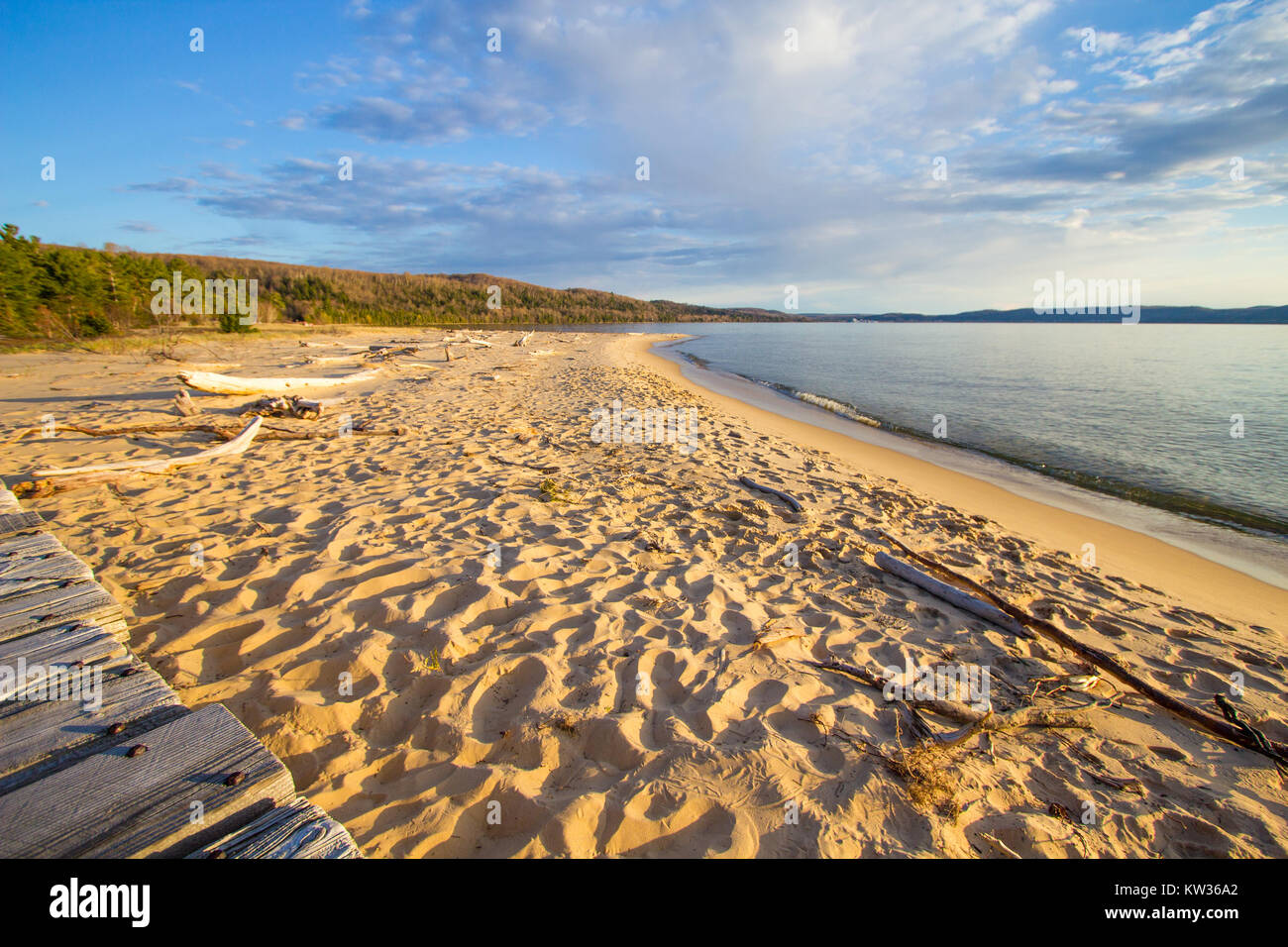 Giorno di estate in spiaggia sfondo. Caldo giorno d'estate e di sole sulla riva del Lago Superiore con una ampia spiaggia di sabbia e acque blu dell'orizzonte. Foto Stock