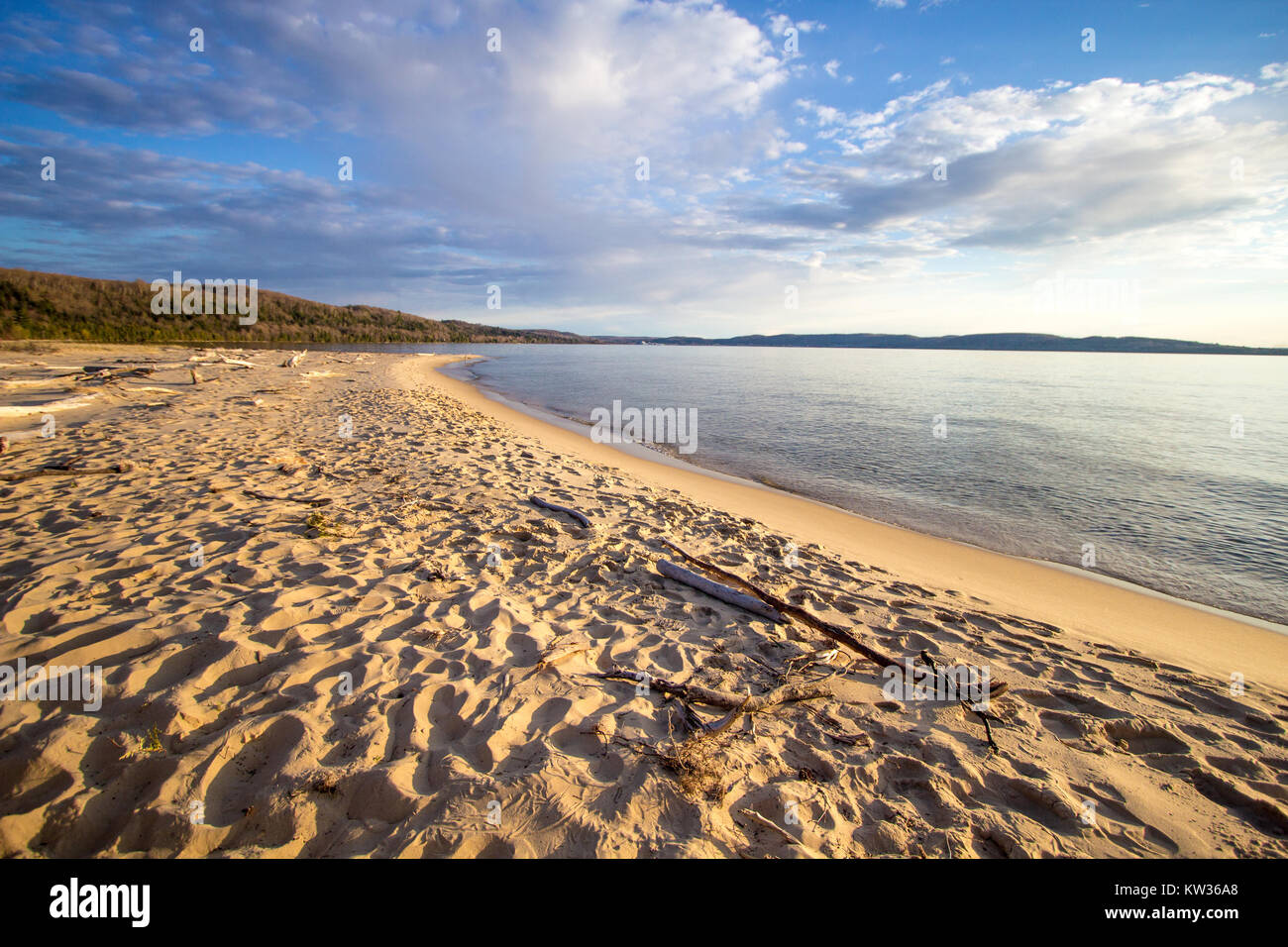 Giorno di estate in spiaggia sfondo. Caldo giorno d'estate e di sole sulla riva del Lago Superiore con una ampia spiaggia di sabbia e acque blu dell'orizzonte. Foto Stock