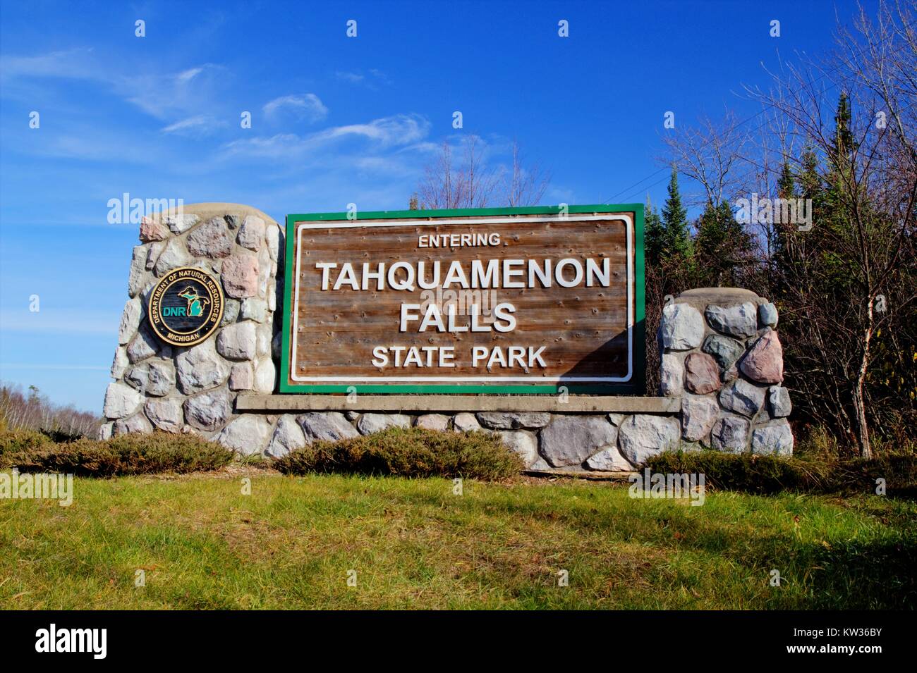 Tahquamenon Falls State Park. Segno di ingresso al Tahquamenon Falls State Park. Al di sopra di 52.000 acri di terreno, è Michigan il secondo stato più grande parco. Foto Stock