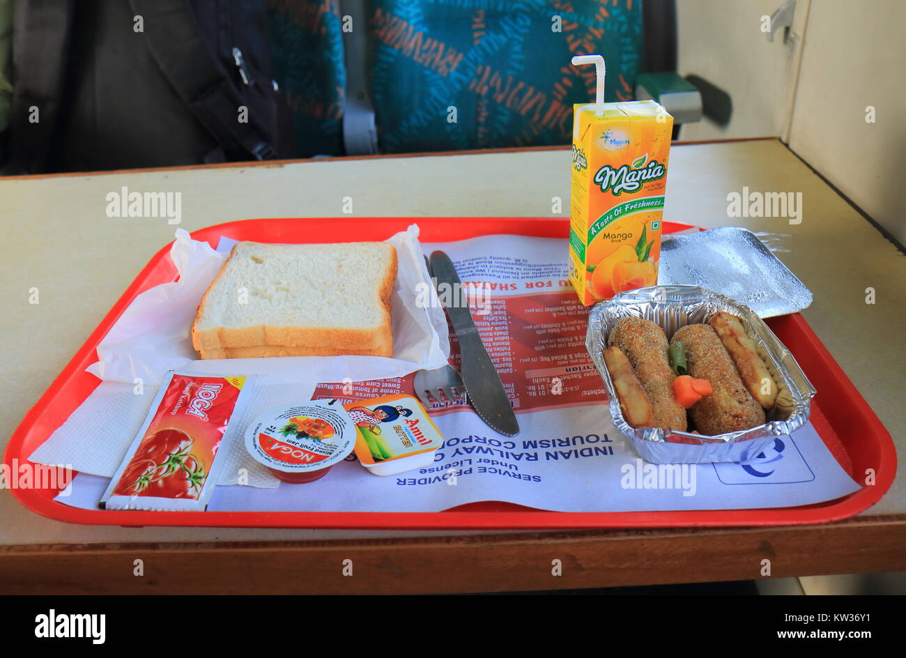 Ristorante e bar Colazione La colazione è servita sul primo treno di classe in India. Foto Stock