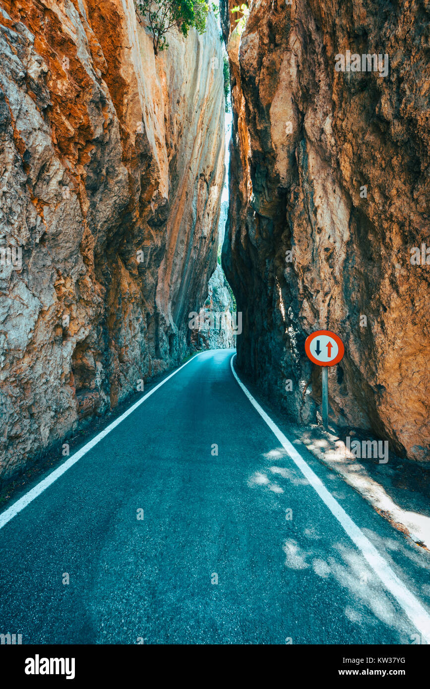 Strada di restringimento con rocce a strapiombo a Maiorca, isole Baleari, Spagna Foto Stock
