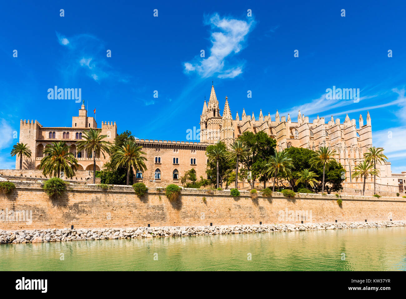 Vista laterale della cattedrale di Palma de Mallorca Spagna Spain Foto Stock