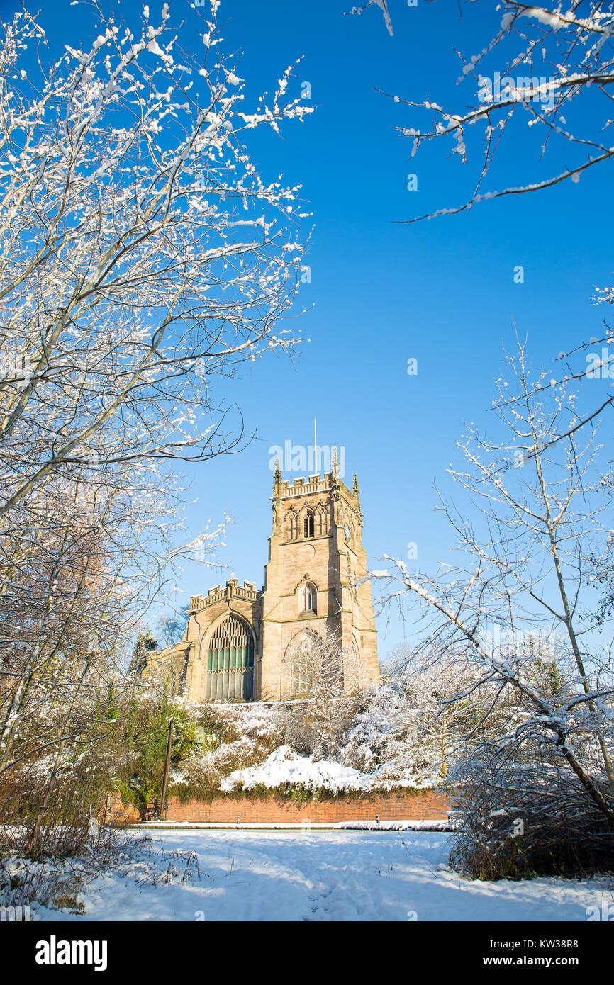 La Chiesa di Santa Maria, kidderminster worcs, su una luminosa mattina di sole con neve sul terreno. Foto Stock