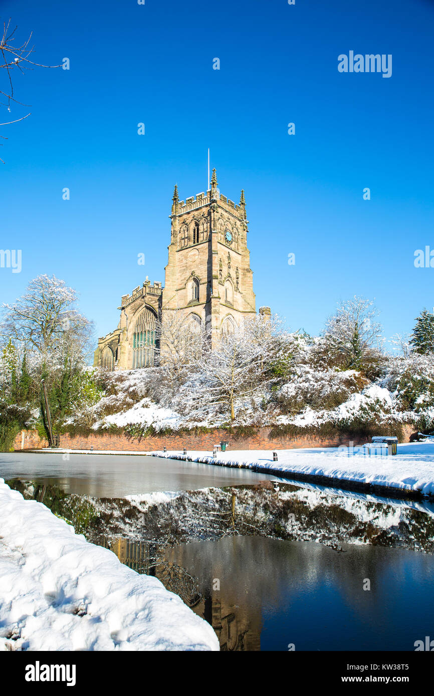 Pittoresca scena invernale: Chiesa di Santa Maria, Kidderminster UK, sulla neve in una luminosa e soleggiata mattinata invernale con cielo azzurro. Foto Stock