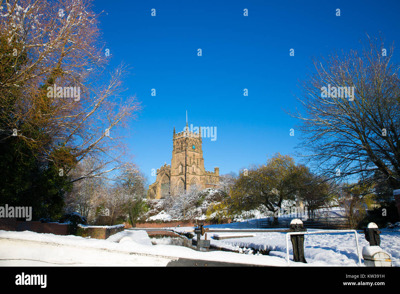 Inglese scena di neve; chiesa di St.Mary, Kidderminster, Regno Unito. Neve sul terreno, gloriosa inverno mattina di sole e cielo blu. Pittoresca scena d'inverno. Foto Stock