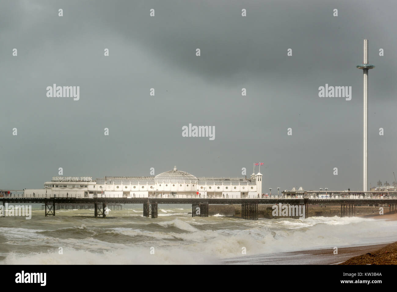 Il Palace Pier e i360 torre in Brighton oggi durante le condizioni atmosferiche variabili Foto Stock