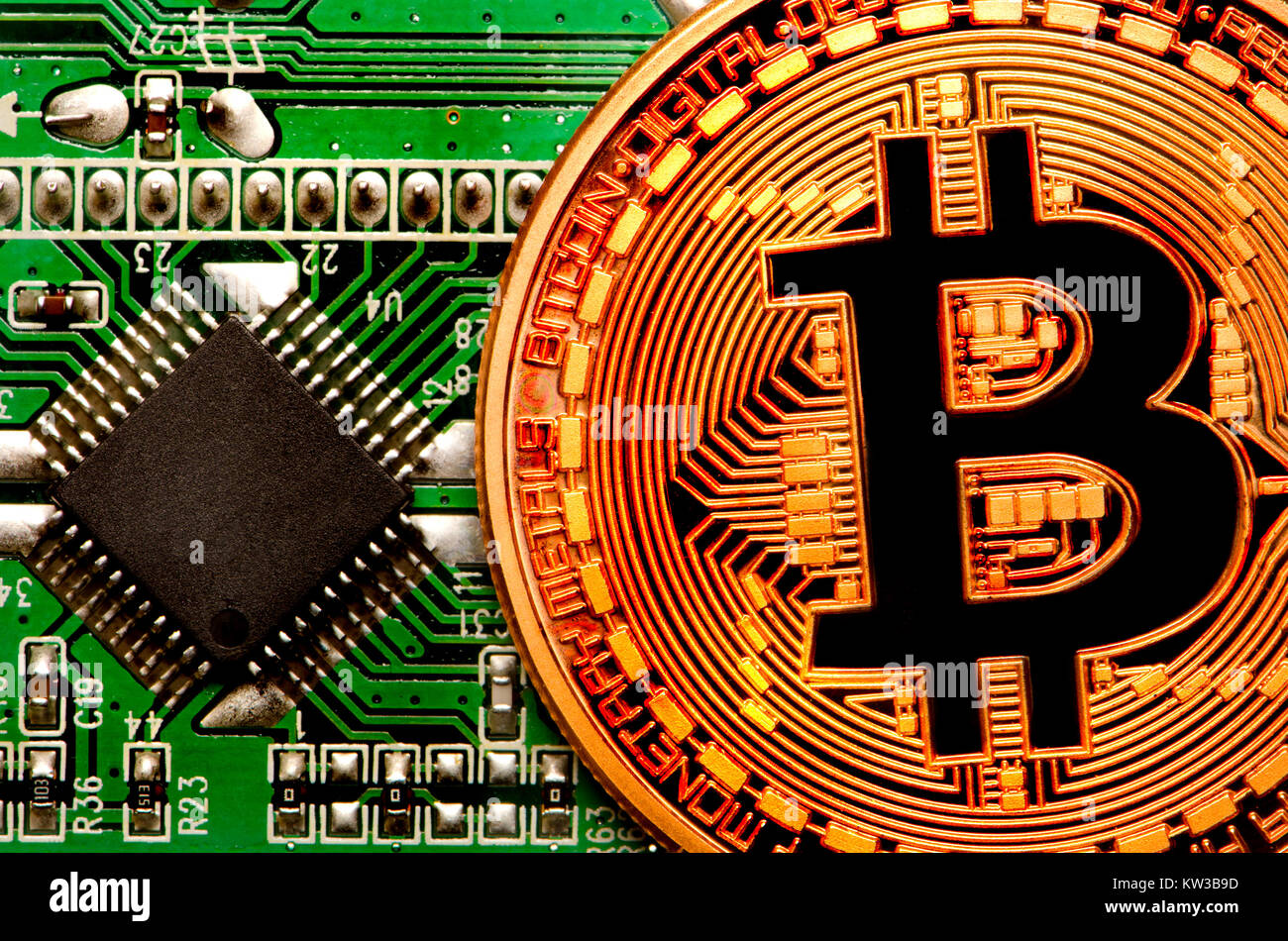 Bitcoin cryptocurrency / sistema di pagamento (rame Bitcoin rotonda commemorativa .999 bullion) valuta elettronica. Scheda a circuito stampato con chip Foto Stock