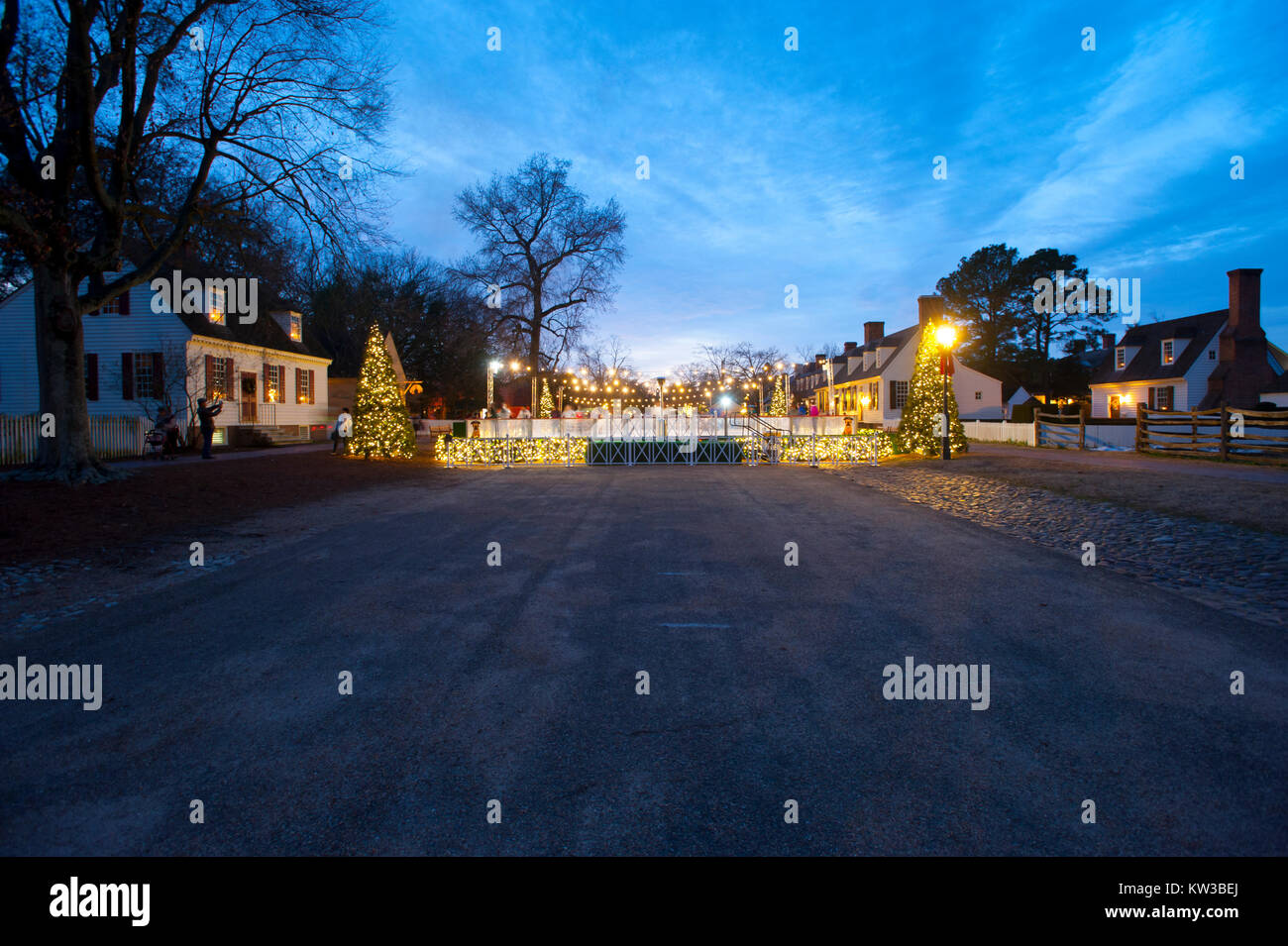 Stati Uniti Virginia VA Colonial Williamsburg Inverno Natale Pattinaggio sul ghiaccio su una piccola pista di pattinaggio sul Duca di Gloucester Street durante la stagione delle vacanze Foto Stock