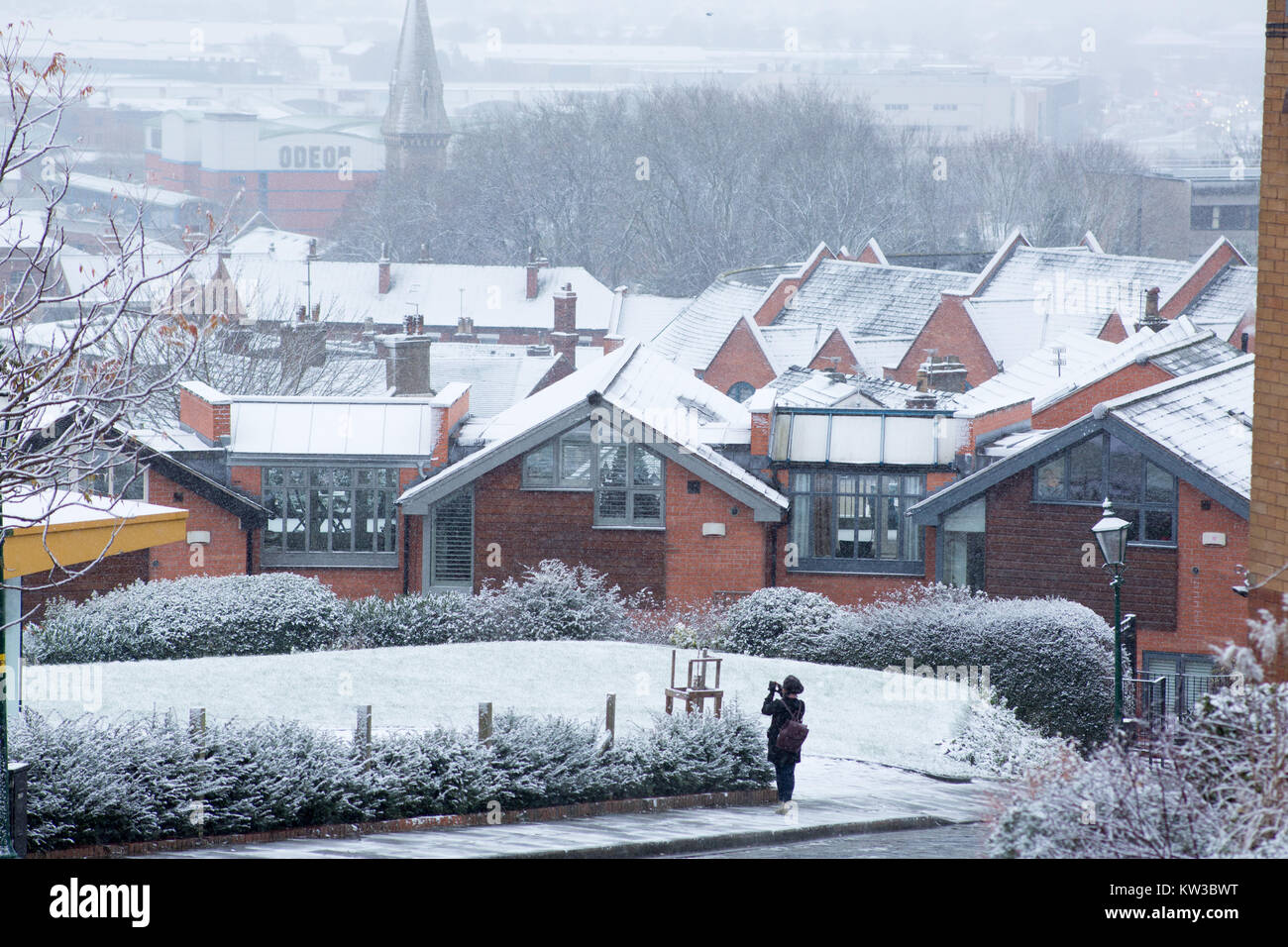 La vista dalla Drury Lane, in salita, su una coperta di neve Lincoln City Centre Foto Stock