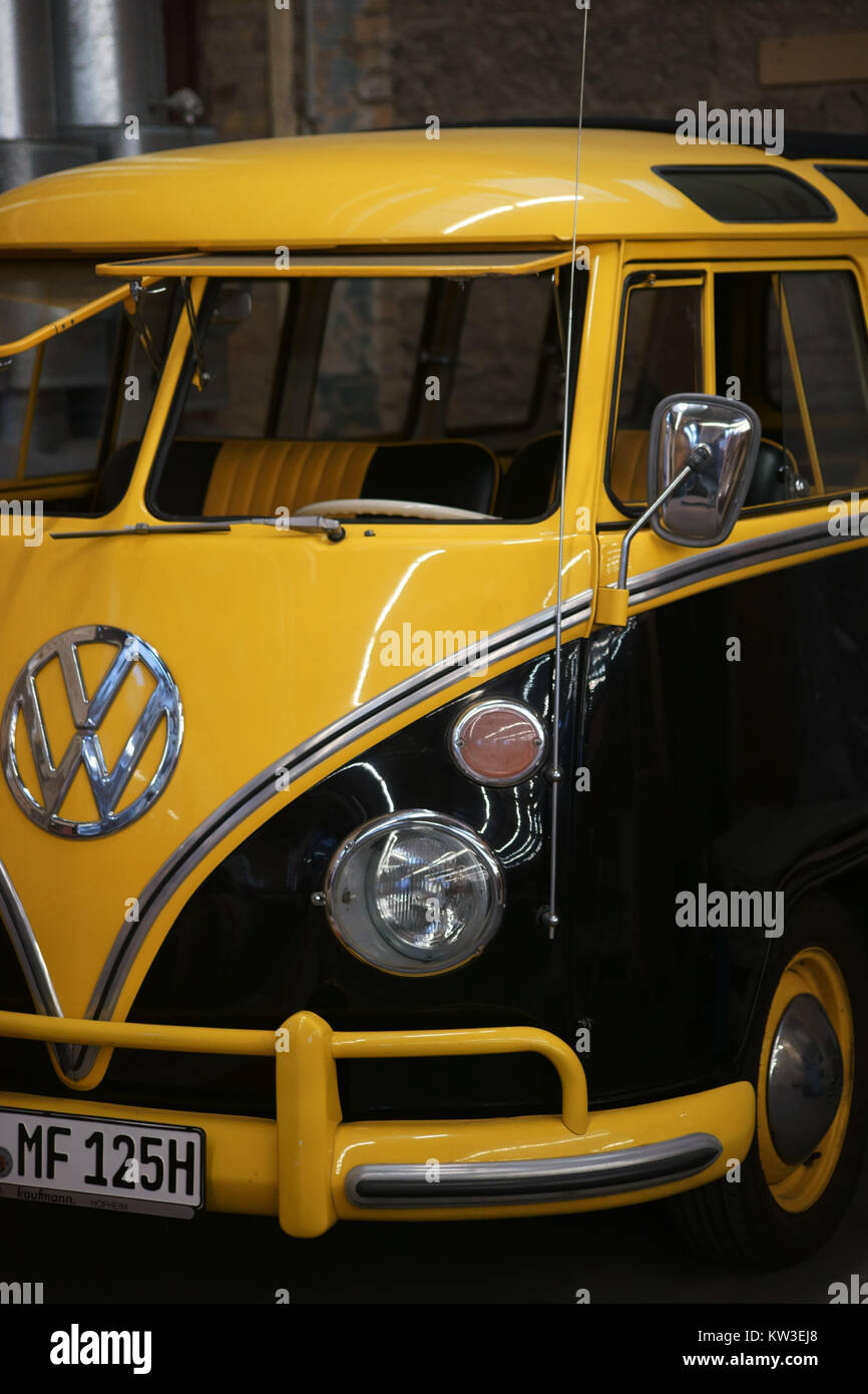 Mainz, Germania - 04 Novembre 2017: la vista frontale con il parabrezza e il logo di un vecchio giallo nero bus VW vintage auto su Novembre 04, 2017 in Mainz. Foto Stock