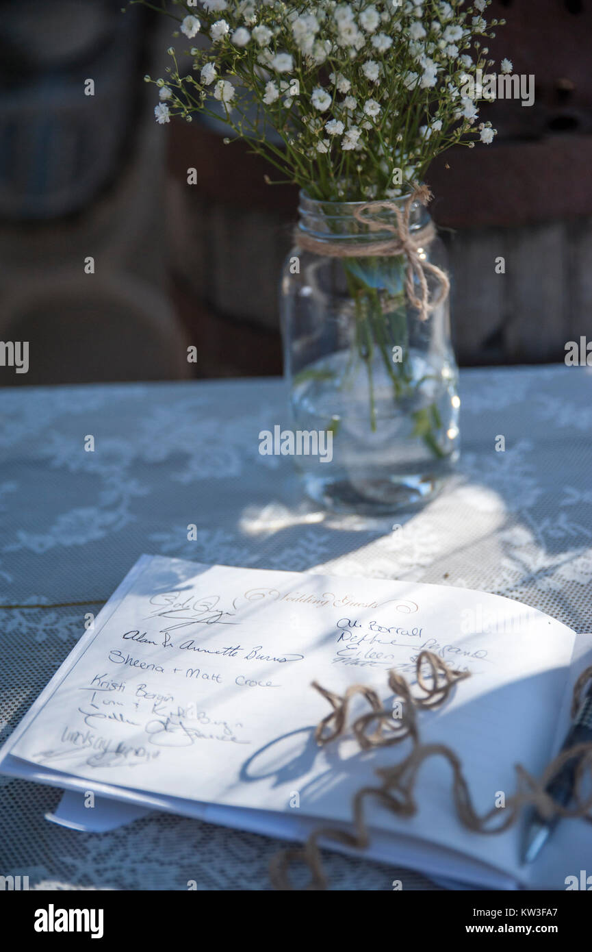 Un libro per gli ospiti da firmare a un matrimonio - rustico Foto Stock