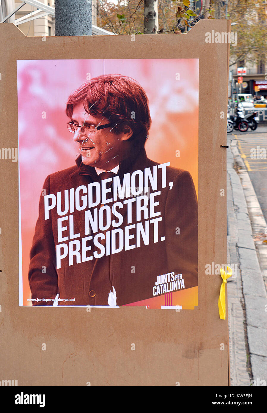 11 dicembre 2017: Cartellone elettorale Carles Puigdemont, il nostro presidente, a Barcellona, in Catalogna, ha resistito a tentativi di sfigurare esso Foto Stock