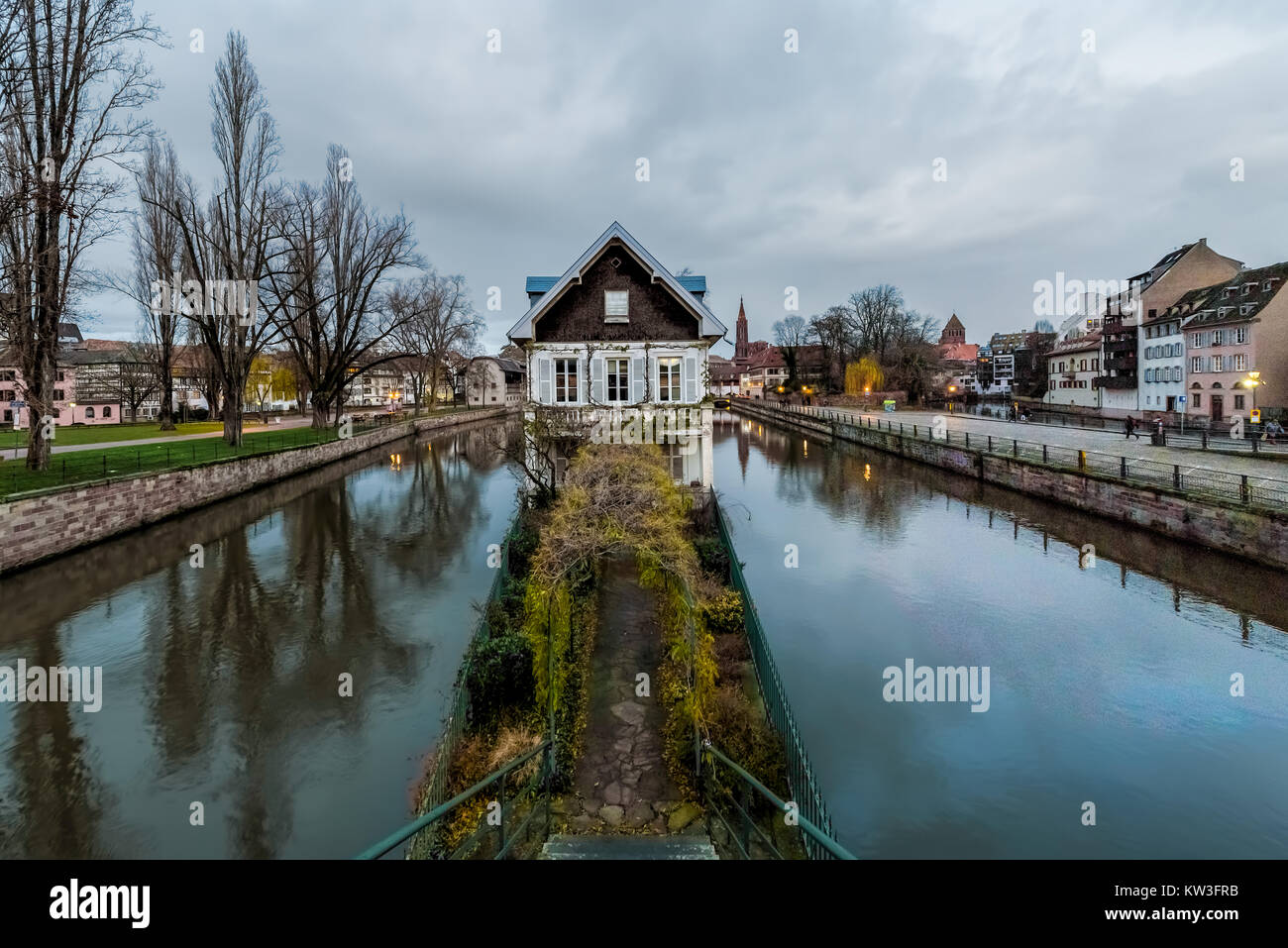 Parzialmente in legno tradizionali famiglia architettonico dell'Alsazia casa a fianco di un canale Foto Stock