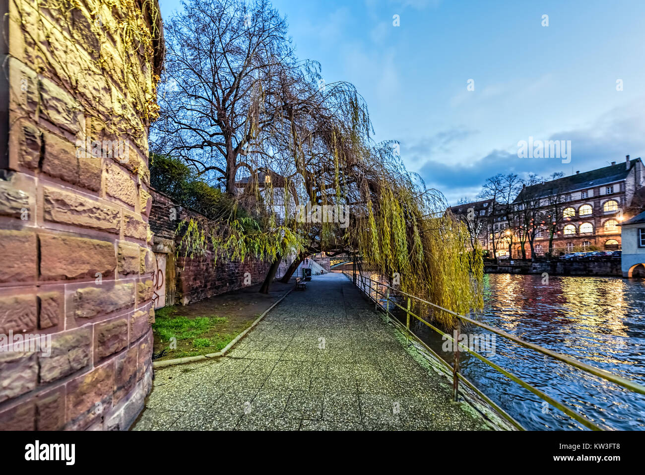 Strada che costeggia un canale d'acqua a Strasburgo Foto Stock