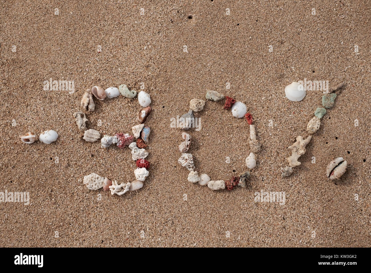 Il testo di 90 percentuali sulla sabbia fatta da shell sul litorale. Concetto di grande vendita o venerdì nero Foto Stock