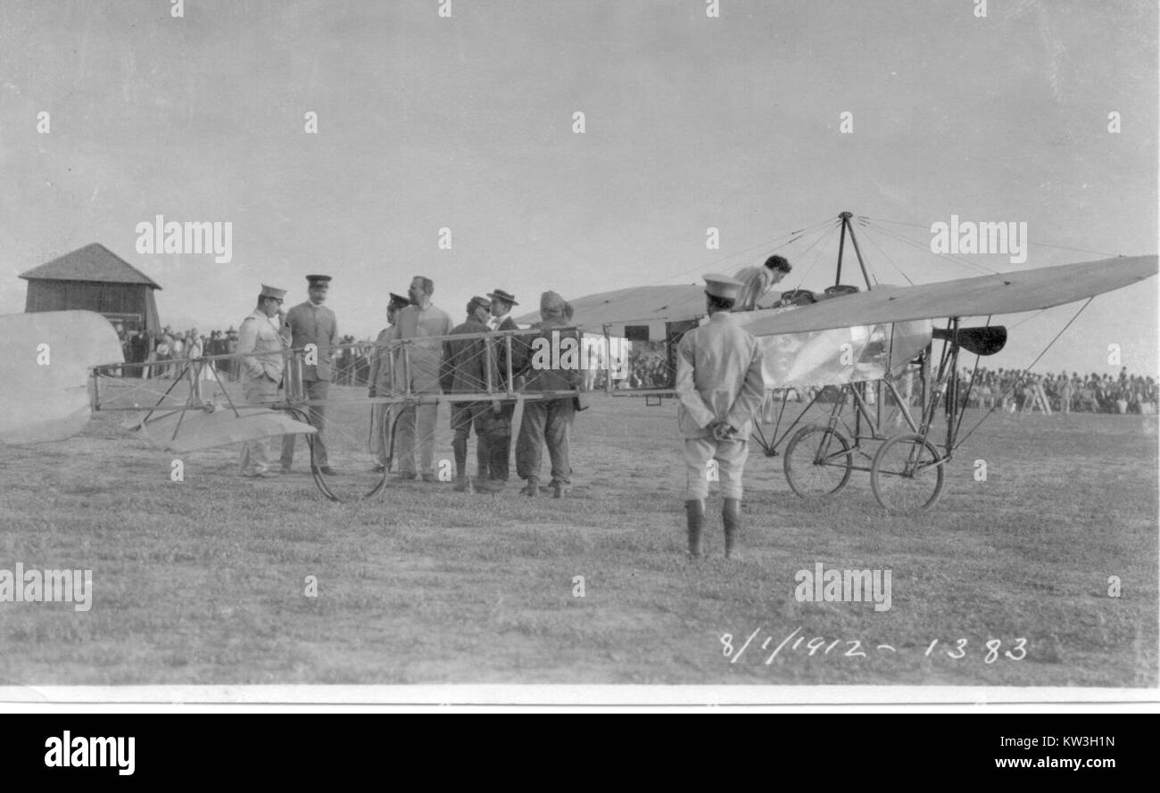 Il Bleriot XI è un aereo del XX secolo progettato da Louis BlÃ©riot, noto per il suo ruolo nella storia dell'aviazione. Il modello presentato nel Torreon è un esempio significativo della tecnologia di volo iniziale. Foto Stock