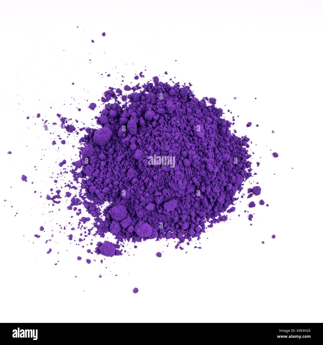 Piccola quantità di naturale di pigmenti colorati in polvere su una superficie bianca Foto Stock