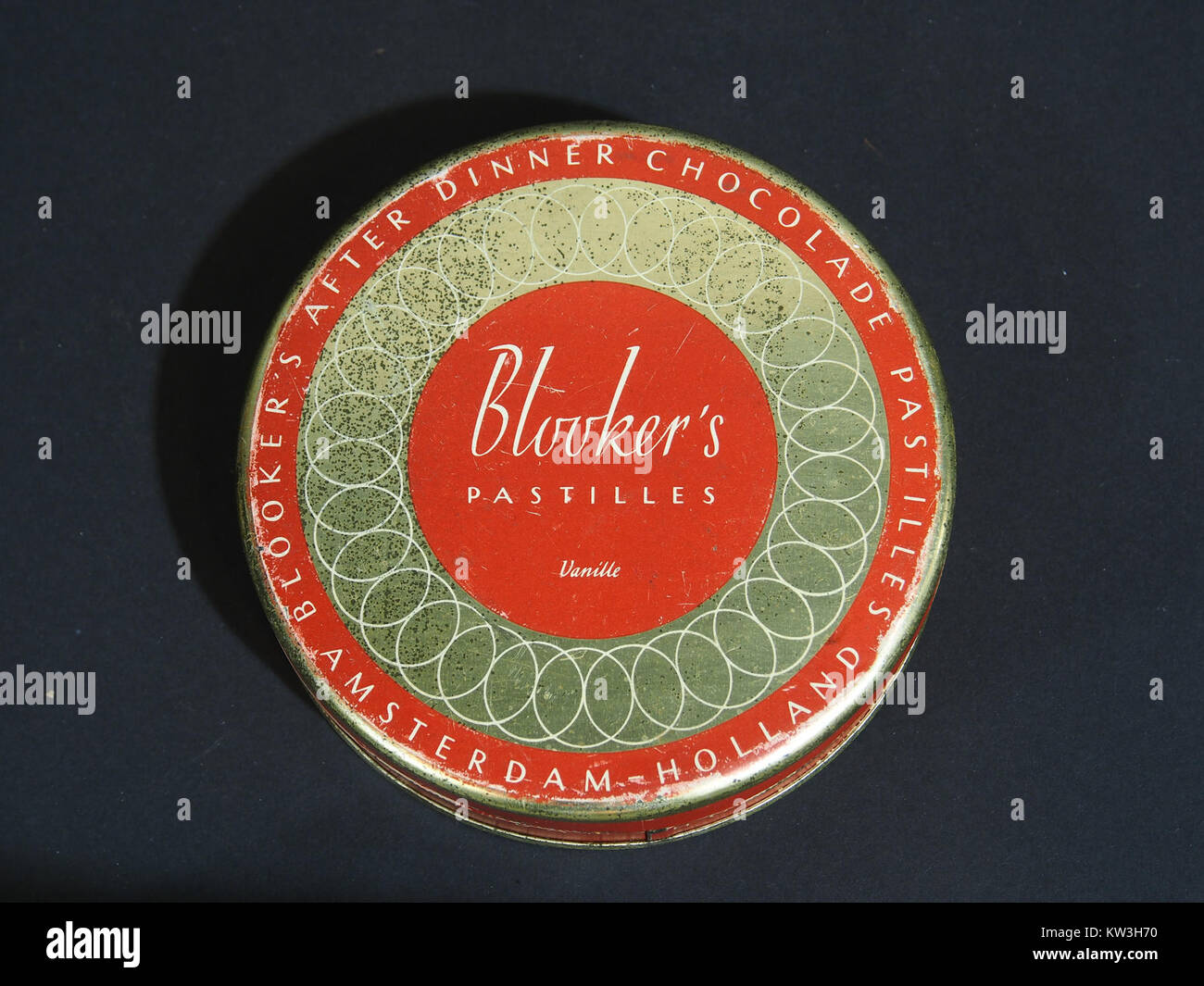 Le paste di cioccolato Blookers After Dinner sono un tipo di pasticceria al cioccolato progettata per essere consumata dopo i pasti. Noti per il loro gusto ricco e la consistenza morbida, offrono un modo delizioso per concludere un pasto. Foto Stock