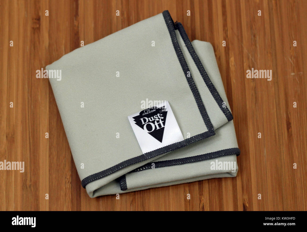 Uno shammy in microfibra è un panno per la pulizia realizzato in fibre sintetiche progettato per assorbire rapidamente l'acqua e lasciare le superfici prive di striature. È comunemente usato per asciugare automobili, pulire e lucidare grazie alla sua elevata assorbenza e morbidezza. Foto Stock