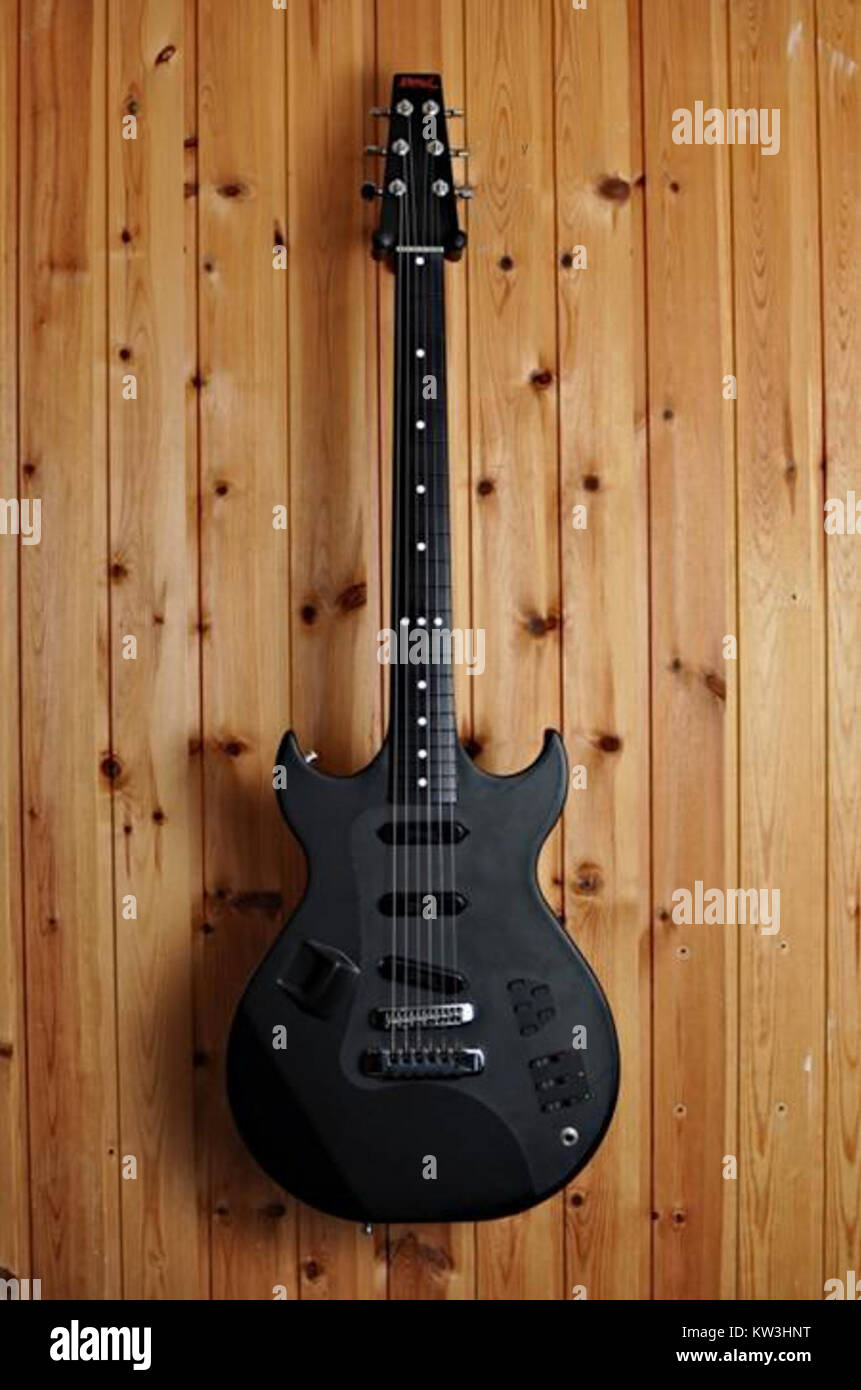La chitarra Bond, prodotta tra il 1984 e il 1986, è un notevole esempio di produzione di chitarre in fibra di carbonio. Nota per i suoi materiali innovativi e la sua struttura resistente, questa chitarra rappresenta uno sviluppo significativo nell'evoluzione degli strumenti musicali, in particolare in termini di prestazioni e longevità. Foto Stock