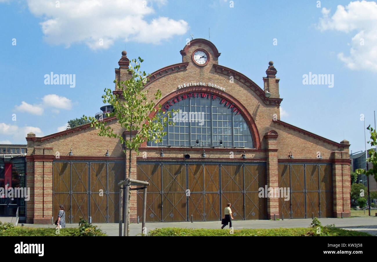 Il Bockenheimer Depot, situato a Francoforte, in Germania, è un importante nodo di transito per il sistema di trasporto pubblico della città. Funge da deposito principale per tram e autobus, svolge un ruolo fondamentale nella mobilità urbana e nelle infrastrutture di trasporto della città. Foto Stock