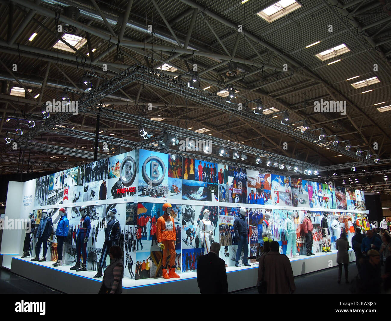 Una collezione di abiti Olympia tedeschi di Bogner, che mostrano le tendenze di moda e design associate agli atleti olimpici durante i primi anni del XX secolo, con un'attenzione particolare all'abbigliamento sportivo funzionale ed elegante. Foto Stock