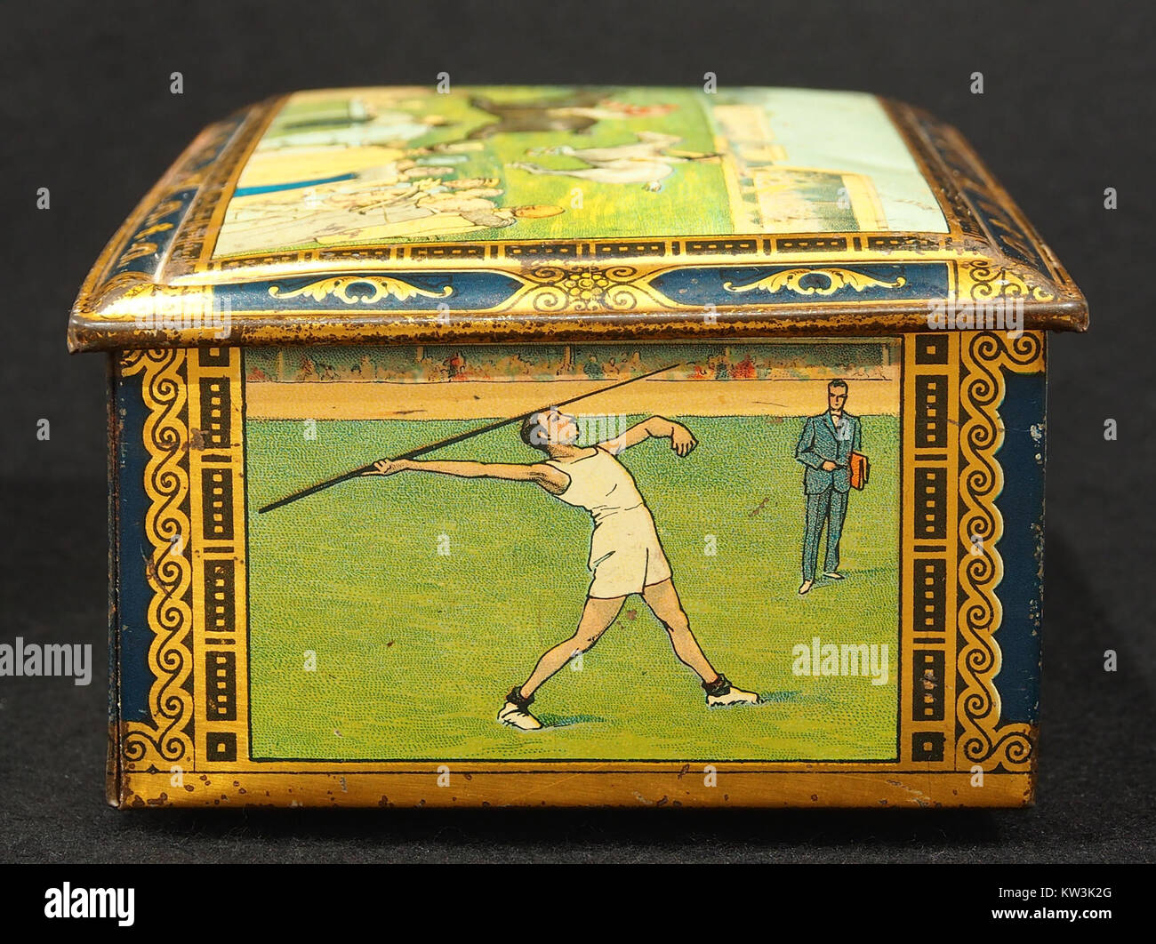 Questa teglia per biscotti del 1930 circa presenta immagini di scene sportive vintage. Riflette l'interesse dei primi anni del XX secolo per le attività sportive e faceva parte di una popolare tendenza da collezione dell'epoca. Foto Stock