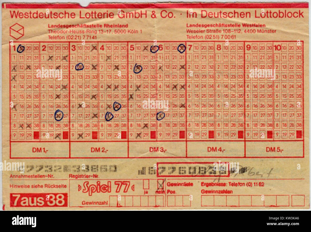 Il Lottoschein di Westdeutsche Lotterie rappresenta un biglietto per un'estrazione a sorte, noto per il suo significato storico nella cultura tedesca e la popolarità del sistema di lotterie. Foto Stock