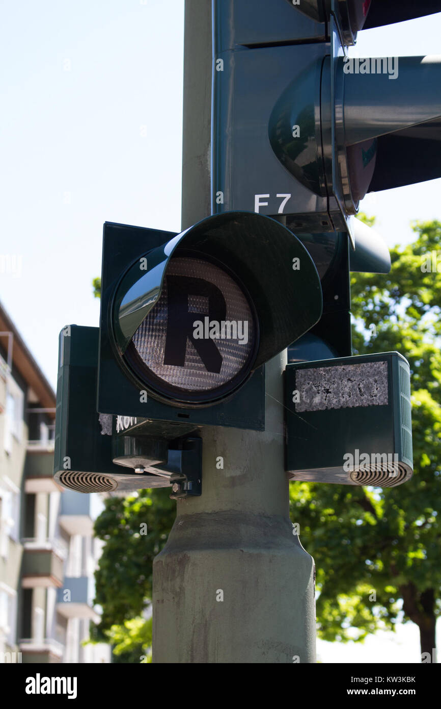 Blitzerampel, un sistema di semafori in Germania, è mostrato qui con la sua caratteristica luce rossa. L'immagine del 3 maggio 2014 raffigura il moderno design della segnaletica stradale comunemente utilizzato nelle città europee. Foto Stock