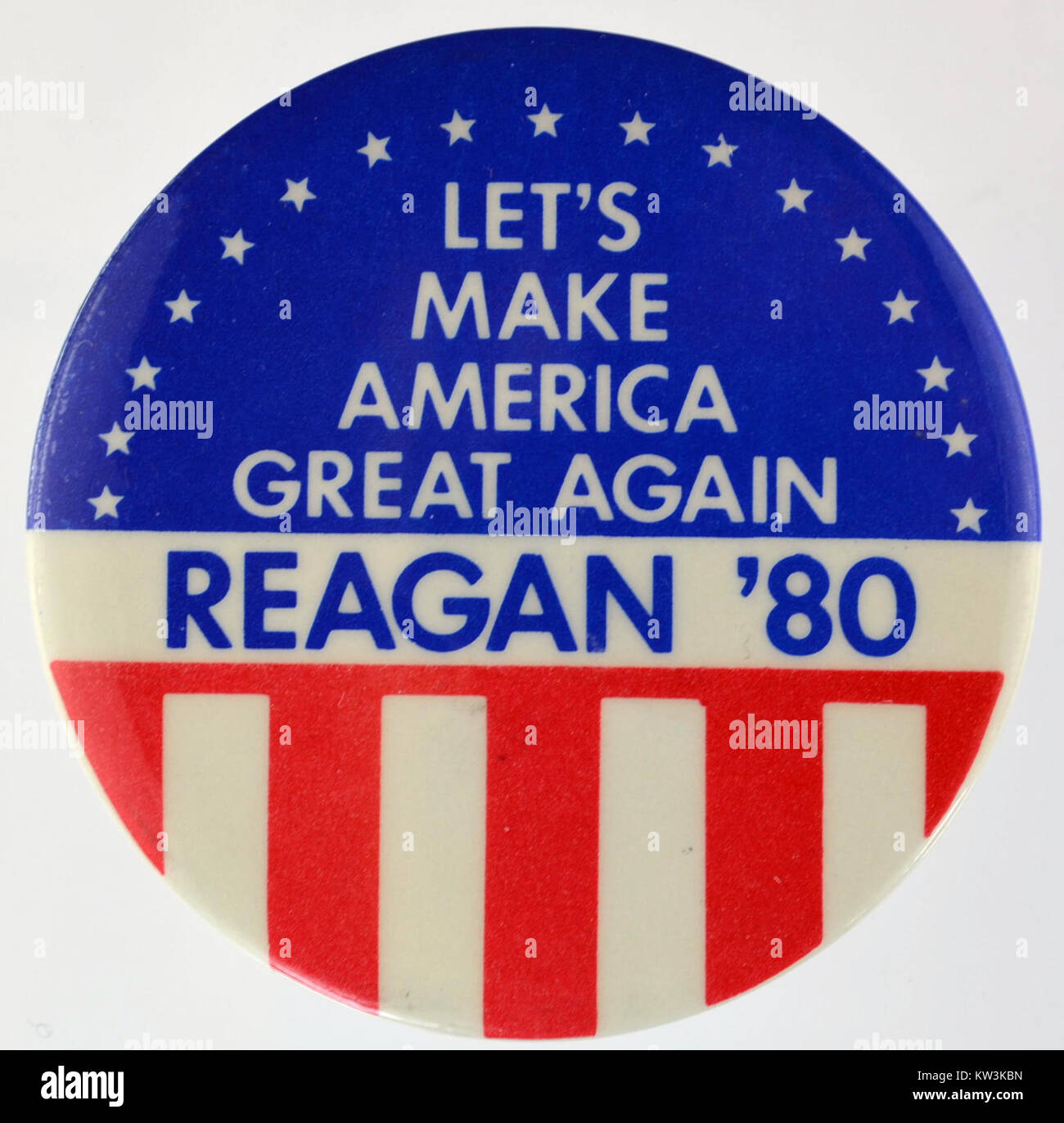 Il pulsante "rendiamo ancora grande l'America" è uno slogan politico ampiamente riconosciuto nelle campagne presidenziali statunitensi, in particolare associato a Donald Trump. Simboleggia il messaggio politico e il grido di raduno per gli elettori conservatori, sottolineando l'orgoglio nazionale e i valori americani. Foto Stock