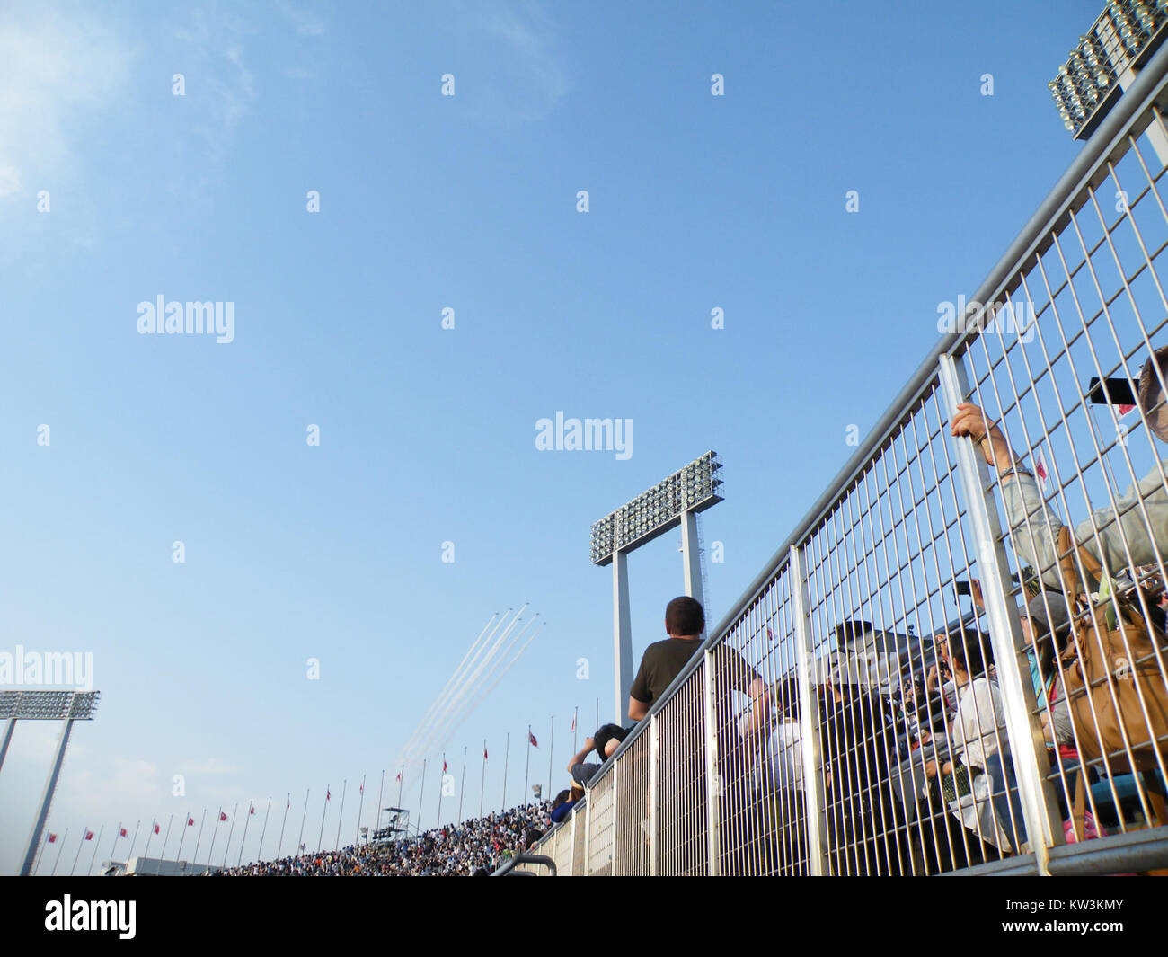 Una formazione della squadra acrobatica Blue Impulse che sorvola lo Stadio Nazionale di Tokyo durante uno spettacolo del 2014. La precisione e l'abilità dei piloti sono messe in mostra in questa spettacolare performance aerea. Foto Stock