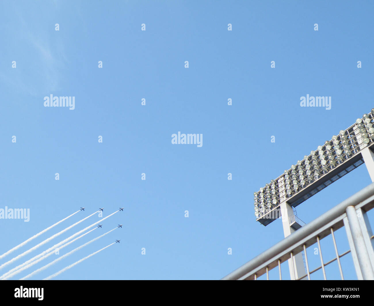 La squadra acrobatica Blue Impulse esegue un sorvolo sul Tokyo National Stadium nel 2014, mostrando la loro precisione e abilità nelle manovre aeree. Foto Stock