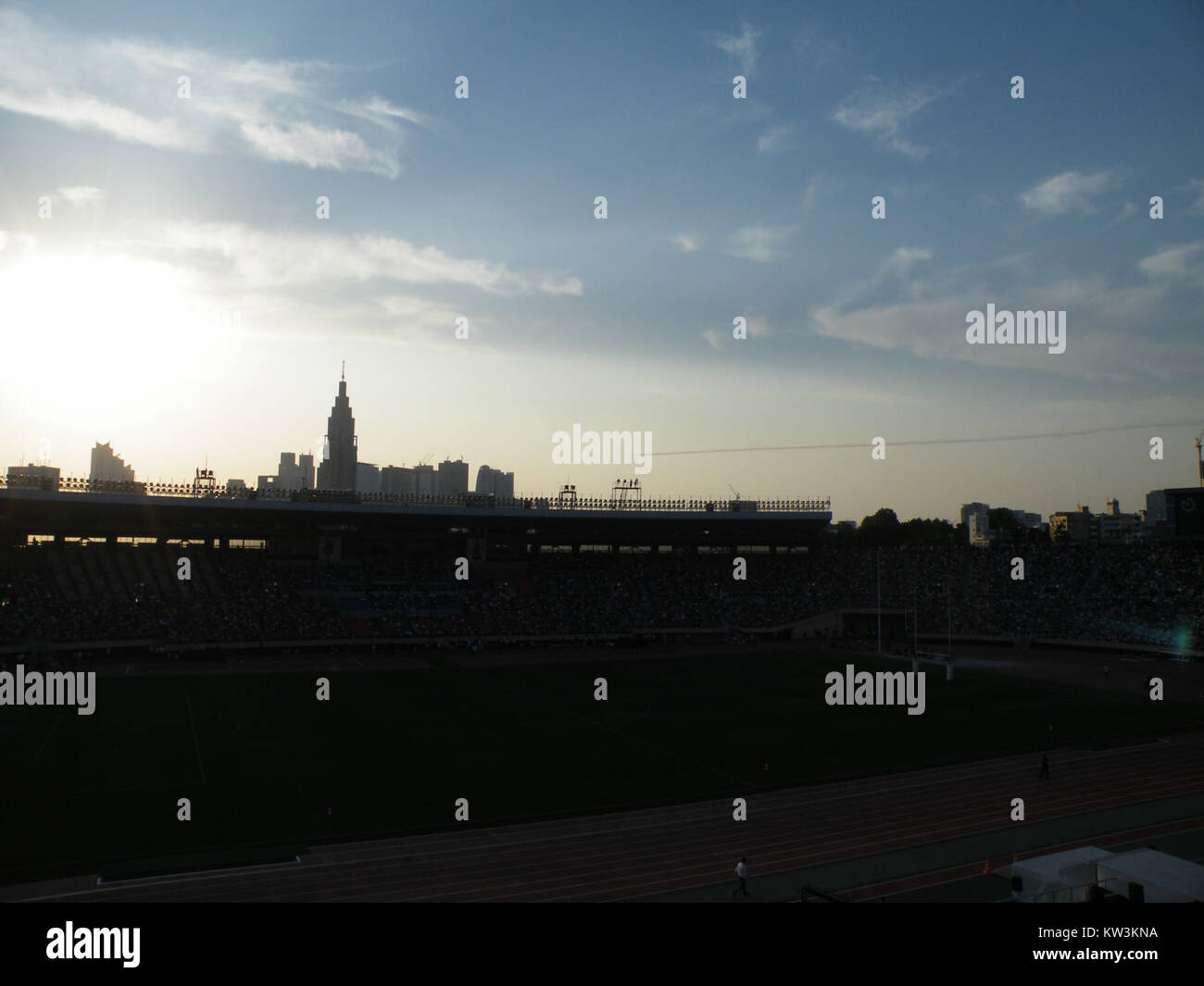 Una fotografia della squadra di acrobazie Blue Impulse che ha eseguito un sorvolo dello Stadio Nazionale di Tokyo durante l'evento 2014, mostrando le loro abilità di volo di precisione. Foto Stock