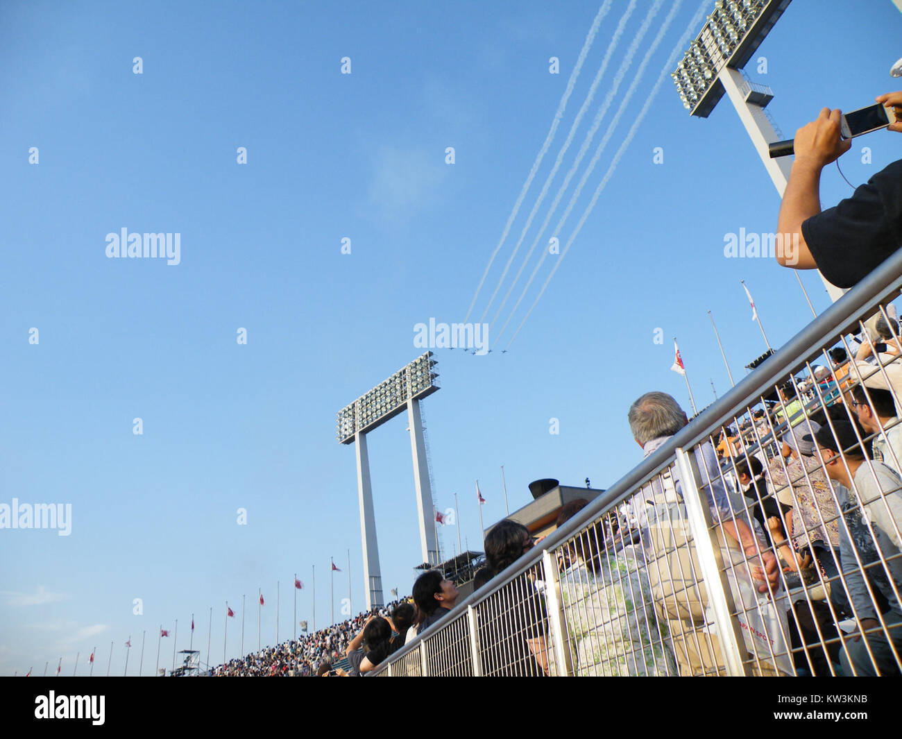 La squadra acrobatica Blue Impulse esegue un sorvolo durante un evento del 2014 sopra lo Stadio Nazionale di Tokyo, mostrando le loro abilità di volo di precisione. Foto Stock