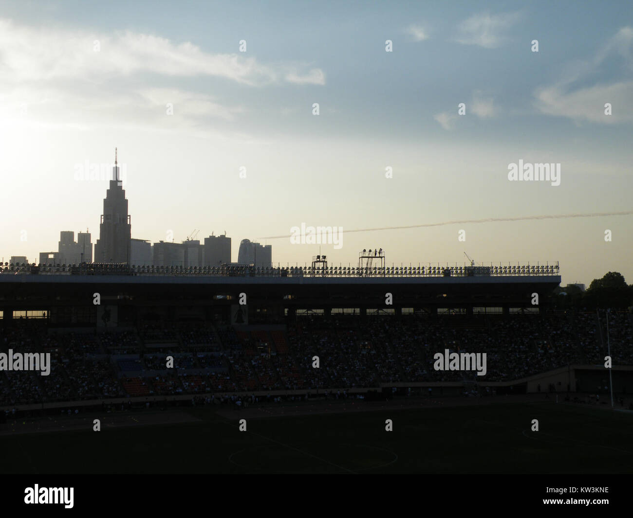 La fotografia 013 cattura la squadra giapponese di acrobazie Blue Impulse che esegue un sorvolo dello Stadio Nazionale di Tokyo durante un evento nel 2014. Foto Stock