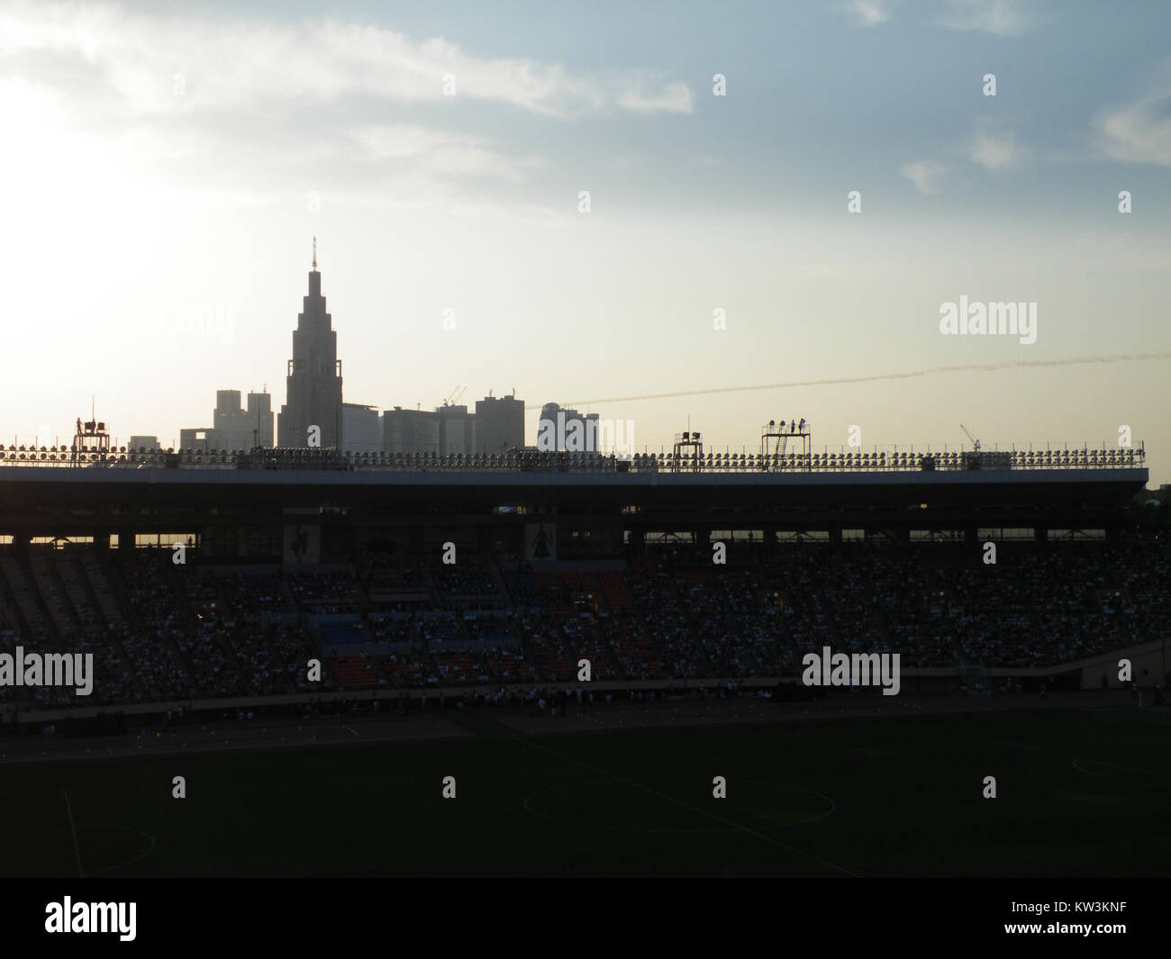 Blue Impulse, la squadra giapponese di volo acrobatico, ha eseguito un sorvolo al Tokyo National Stadium nel 2014. Questo evento faceva parte delle celebrazioni del Giappone e dimostrava tecniche di volo di precisione. Foto Stock
