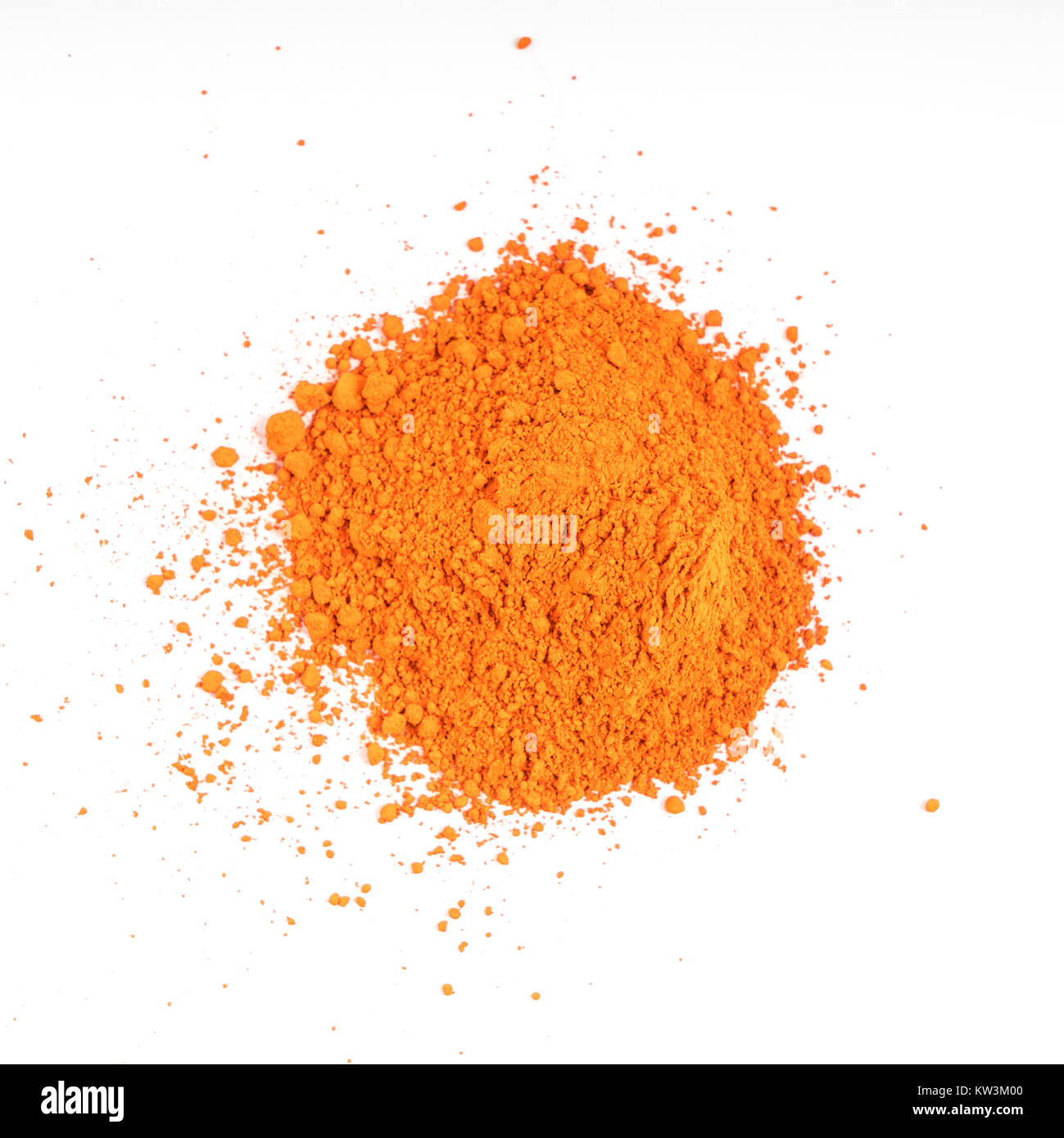 Piccola quantità di naturale di pigmenti colorati in polvere su una superficie bianca Foto Stock