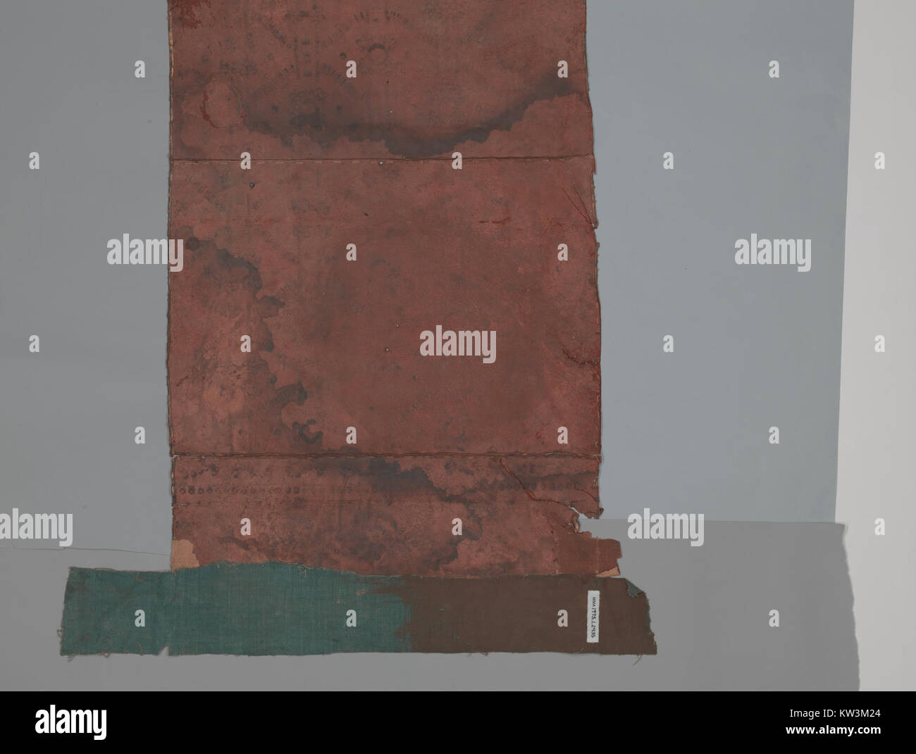 Questa immagine, intitolata "Border", fa parte della collezione MET e fornisce informazioni sul concetto di confini, sia fisici che metaforici, attraverso l'espressione artistica. Esplora i confini e le tensioni tra spazi e idee diversi. Foto Stock