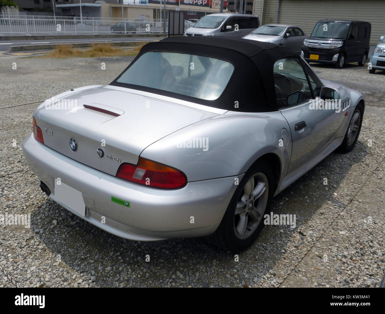 La BMW Z3 Roadster 2.2i (E36 7) è una vettura sportiva e compatta a due posti prodotta dalla casa automobilistica tedesca BMW. Noto per il suo design elegante e le sue prestazioni, questo particolare modello è caratterizzato da una vista posteriore del veicolo, enfatizzando le linee dinamiche e la configurazione a trazione posteriore. Rilasciato alla fine degli anni '1990, lo Z3 rimane un classico esempio di progettazione e design automobilistico BMW. Foto Stock