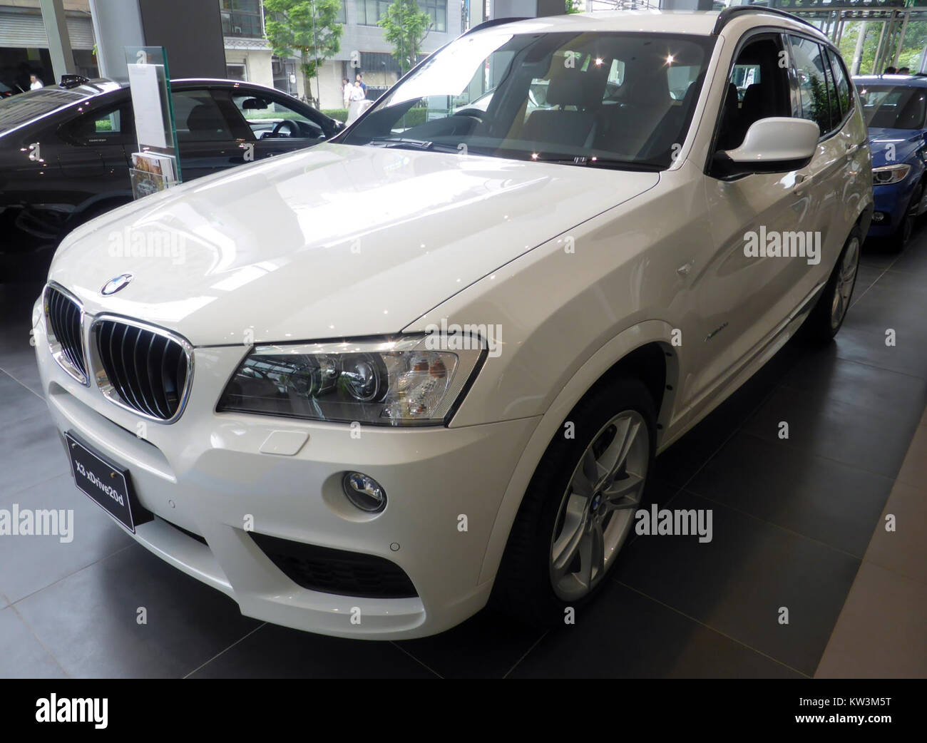 La BMW X3 xDrive20d (F25) è un SUV compatto di lusso dotato di sistema a trazione integrale BMWâ€™S xDrive. La vista frontale mostra il suo design elegante, lo stile moderno e la distintiva griglia BMW. Foto Stock
