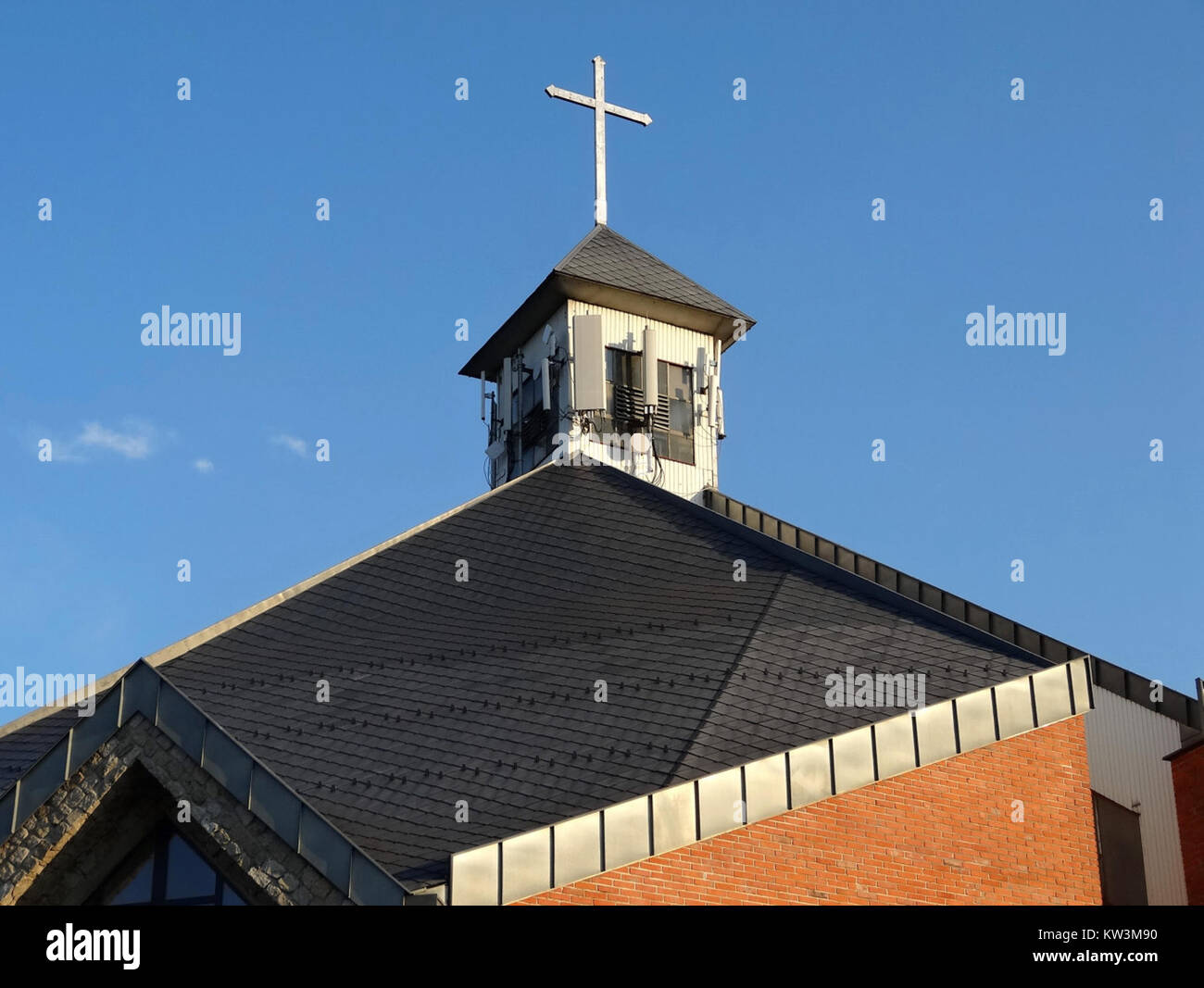 La chiesa di Biale Blota in Polonia è un sito storico religioso noto per il suo significato architettonico e culturale. Serve come luogo di culto e di riunione della comunità. Foto Stock