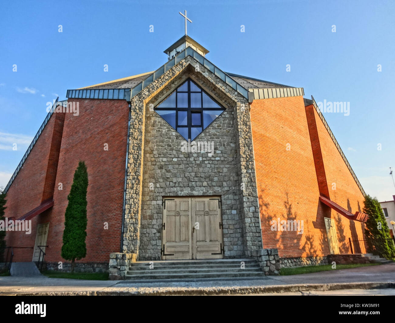 La chiesa di Biale Blota in Polonia, scattata in una fotografia il 6 luglio 2014, mostra la sua importanza architettonica e culturale nella regione, riflettendo il patrimonio religioso della comunità. Foto Stock