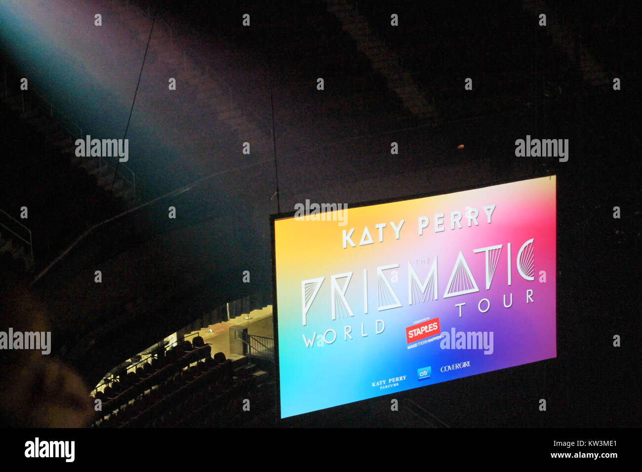 Il Prismatic World Tour è stato un tour di concerti della pop star Katy Perry, che ha promosso il suo album "Prism". Questo programma presenta dettagli sulle performance, la progettazione del palco e il coinvolgimento dei fan durante il tour globale. Foto Stock